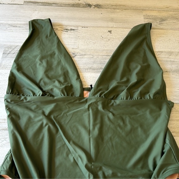 NWT J. Crew Ruched V-neck one-piece Swimsuit BF163
OLIVE GREEN - Picture 5 of 8
